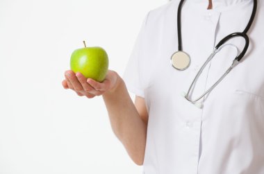 taze yeşil elma tutan doktor