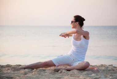 Şafakta egzersizleri yapıyor kadın