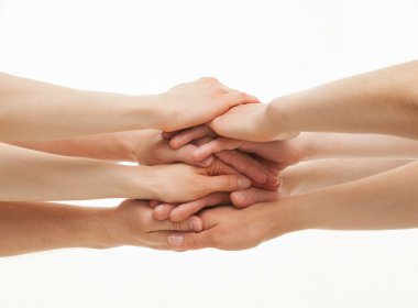 Beyaz arka plan üzerinde eller grup