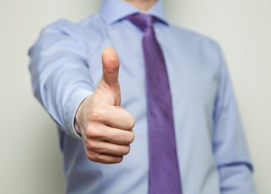 İşadamı baş parmağını gösteriyor