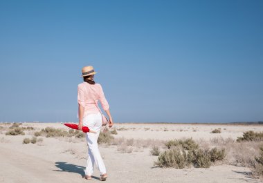 Hasır Şapkalı kadın