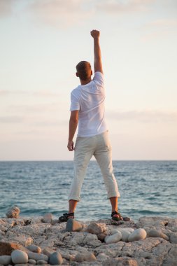 Deniz kıyısı Daybreak adam