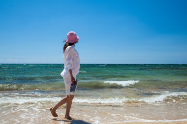 deniz kıyısı yürüyen kadın