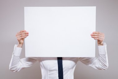 Boş bir afişini holding iş kadını