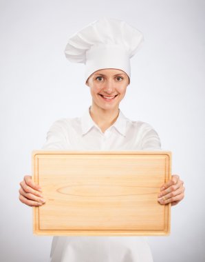 Kadın şef aşçı holding ahşap tahta gülümseyen 