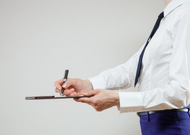 Belgeler ve kalem tutan işkadını