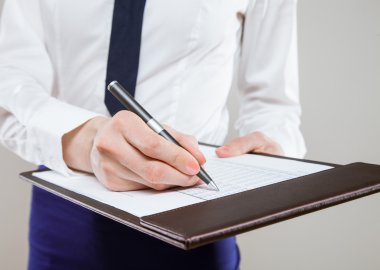 Belgeler ve kalem tutan işkadını