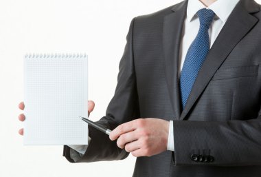 Boş bir defter ve bir kalem tutan tanınmaz işadamı