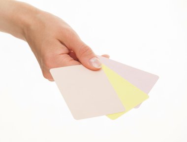 Renkli kağıt kartları tutan el