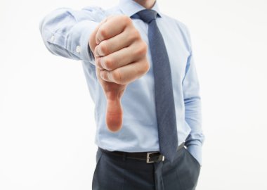 başparmak aşağı gösteren işadamı