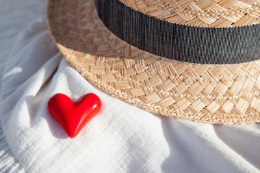 Hasır şapka ve kırmızı kalp