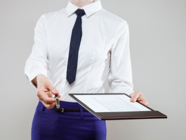 Belgeler ve kalem tutan işkadını