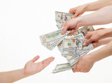 eli boş avucunda dolar koymak