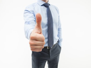 İşadamı baş parmağını gösteriyor