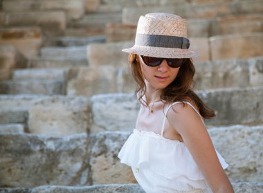 Şapkalı genç kadın.