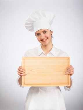 Kadın şef aşçı holding ahşap tahta gülümseyen