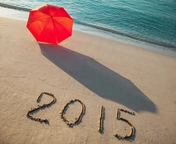 Fredlig havsstranden med 2015 på sand — Stockfoto