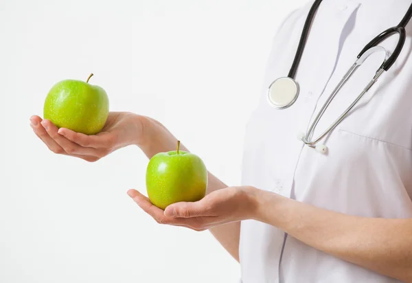 Médico segurando maçãs — Fotografia de Stock