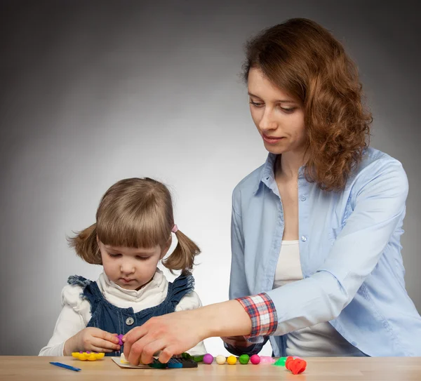 Mother and dauther modelling with plasticine — Stockfoto