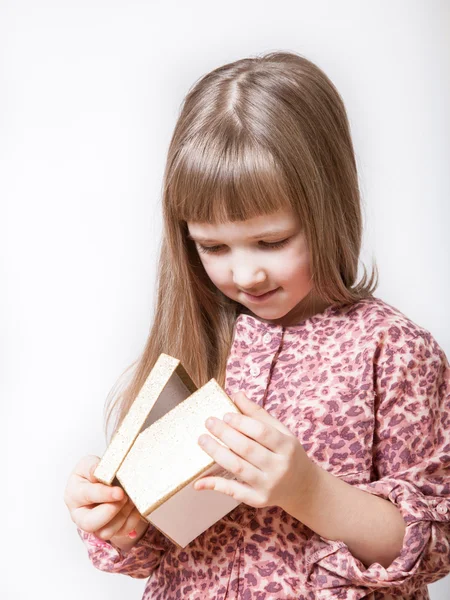 Menina segurando uma caixa de presente — Fotografia de Stock