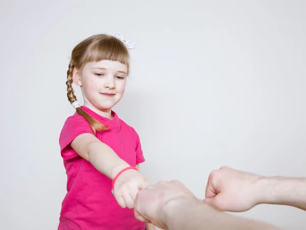 Hübsches kleines Mädchen spielt mit ihrem Vater — Stockfoto