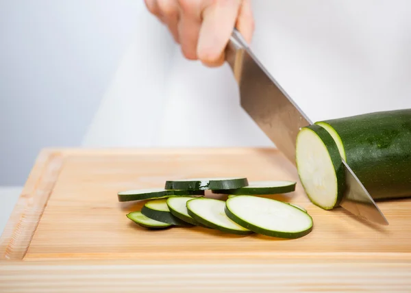 Couper les mains de cuisinier zuchini — Photo