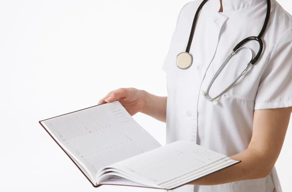 Médico segurando abriu um caderno — Fotografia de Stock