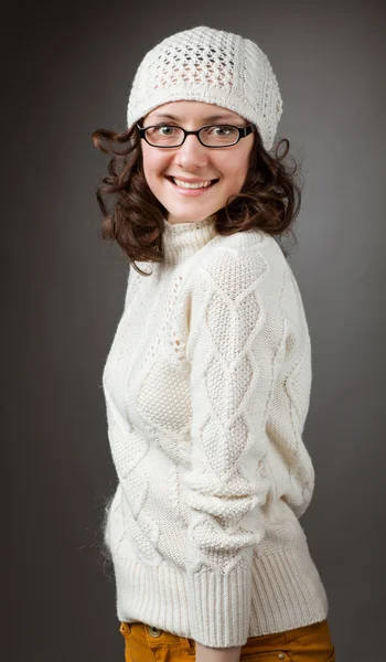 Portret van een charmante jonge lachende brunette dragen chochet ha — Stockfoto