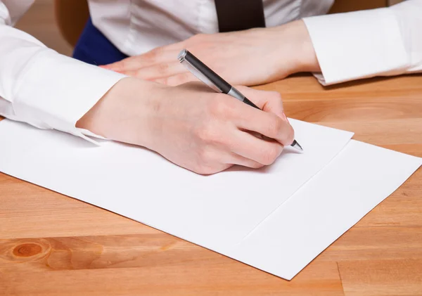 Empresaria escribiendo en un papel en blanco — Foto de Stock