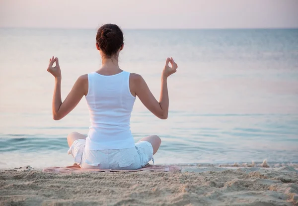 海の海岸に瞑想の女性 — ストック写真