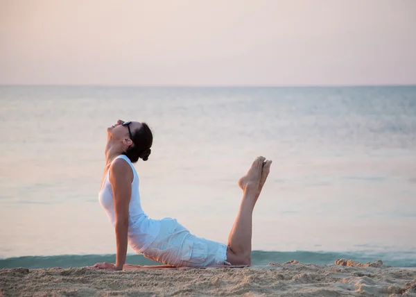 Woman doing exercises — Stock Photo, Image