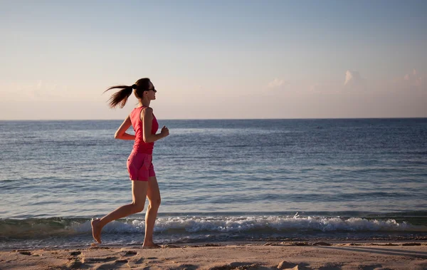 Donna che corre lungo la costa — Foto Stock