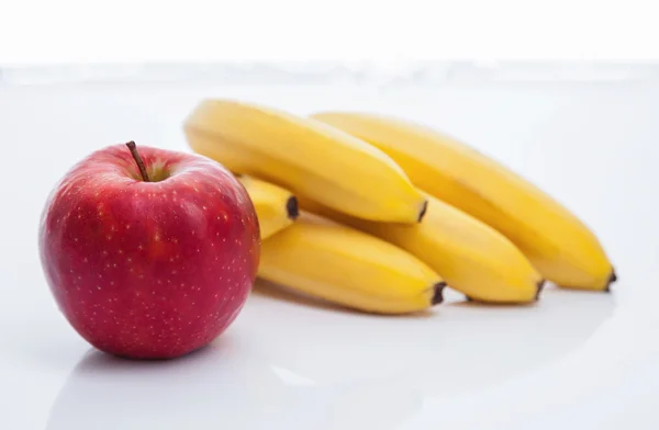 Frutas frescas: manzana y plátanos —  Fotos de Stock