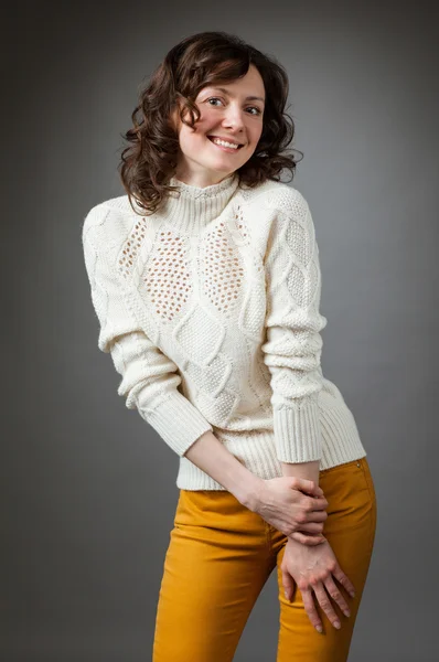 Mujer joven y feliz posando en un estudio —  Fotos de Stock