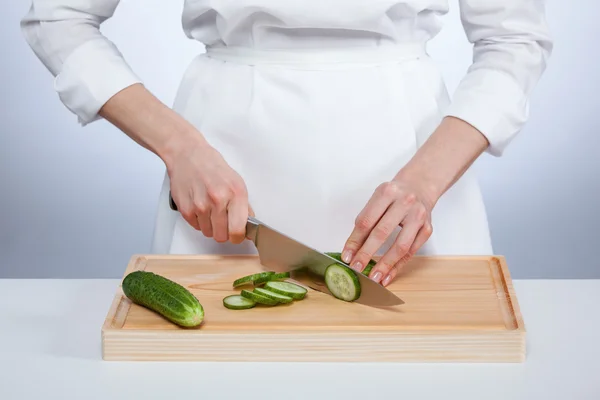 Mãos de cozinheiro preparando salada — Fotografia de Stock