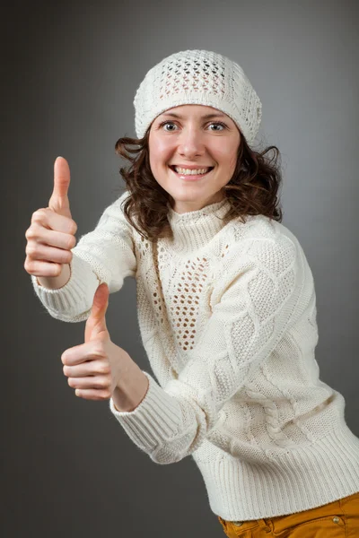 Lachende aantrekkelijk meisje duimen opdagen — Stockfoto