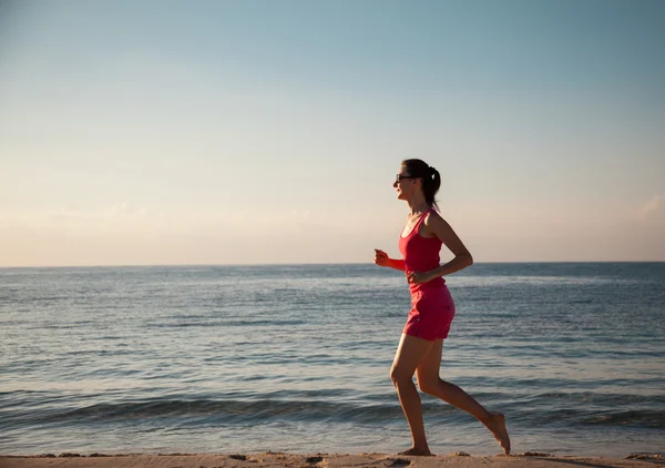 Donna che corre lungo la costa — Foto Stock