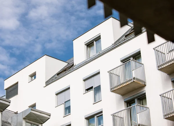 Edificio bianco con balconi — Foto Stock