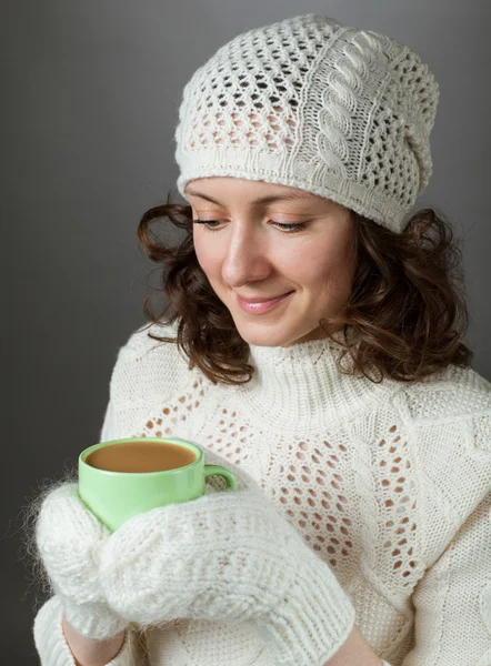 Mooi meisje gevoel koude en holding een kop warme drank — Stockfoto