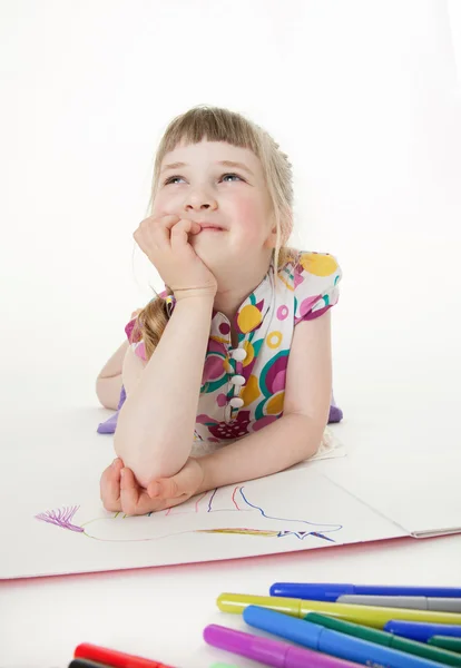 Niña irreconocible dibujando un narval — Foto de Stock