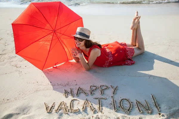 Mujer descansando en una playa —  Fotos de Stock