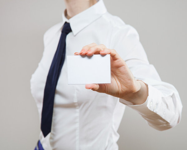 Бизнесвумен показывает визитку
