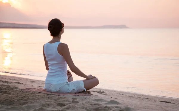 Woman meditating near the sea — Stock Photo, Image