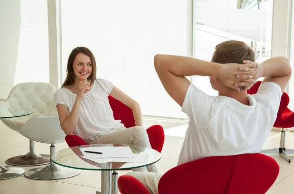 Young people discussing — Stock Photo, Image