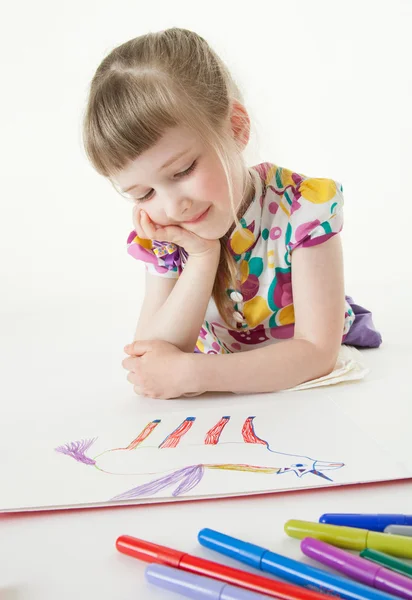 Unerkennbares kleines Mädchen zeichnet einen Narwal — Stockfoto