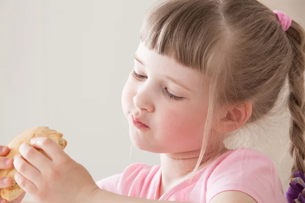 Fille manger un beignet — Photo