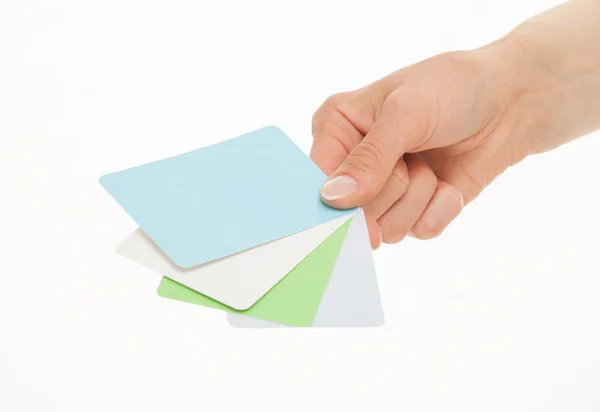 Mano femenina sosteniendo tarjetas de papel coloridas — Foto de Stock