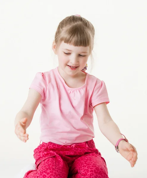 Lächelndes kleines Mädchen, das etwas Großes zeigt — Stockfoto