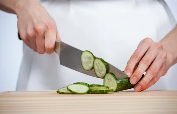 Mains de cuisinier préparant la salade — Photo