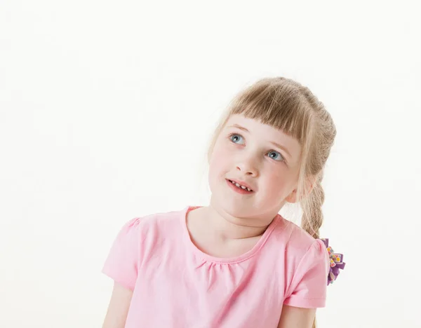 Retrato de una niña bonita y feliz mirando hacia arriba —  Fotos de Stock